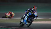 Alex Rins yang memperkuat Suzuki Ecstar memanaskan persaingan di posisi terdepan. Beberapa kali pebalap Spanyol itu 'mengganggu' Andrea Dovizioso dan Marc Marquez. Namun Rins akhirnya menyelesaikan balapan di peringkat keempat. (REUTERS/Ibraheem Al Omari)