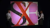 Lebih dari 170 karya seni yang menjadi koleksi pribadi musisi George Michael dijual di lelang online pada Jumat (8/3). (AP Photo/Alastair Grant)