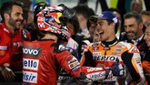Andrea Dovizioso dan Marc Marquez bercengkerama usai bersaing selama 22 lap menyelesaikan MotoGP Qatar 2019. (REUTERS/Ibraheem Al Omari)