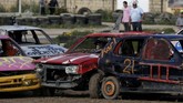Mobil-mobil bekas yang menjadi 'korban' dicat beragam warna sebelum dikemudikan dan dihancurkan. (REUTERS/Darrin Zammit Lupi)