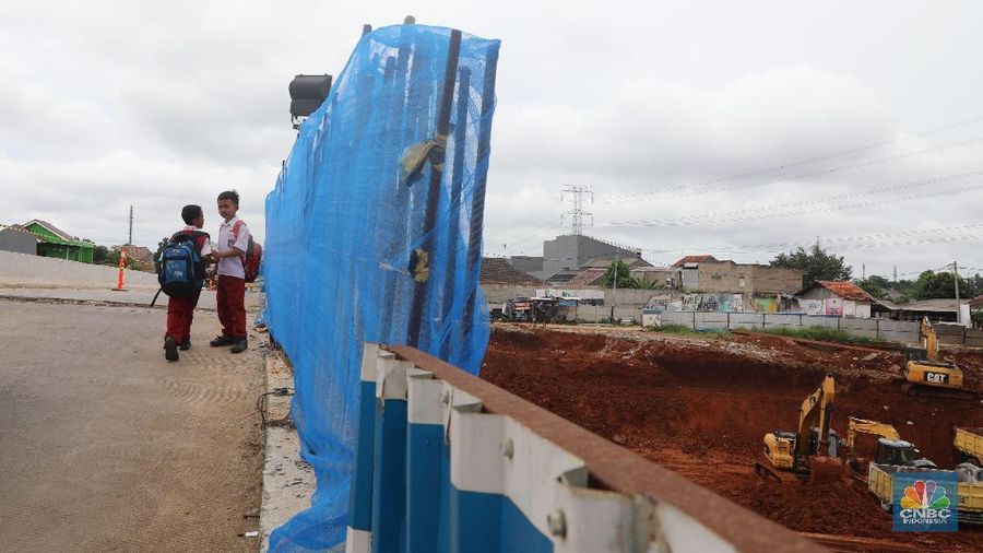 Pembangunan jalan tol Serpong-Cinere sepanjang 10,14 kilometer yang sempat mangkrak kini pengerjaannnya dikebut.