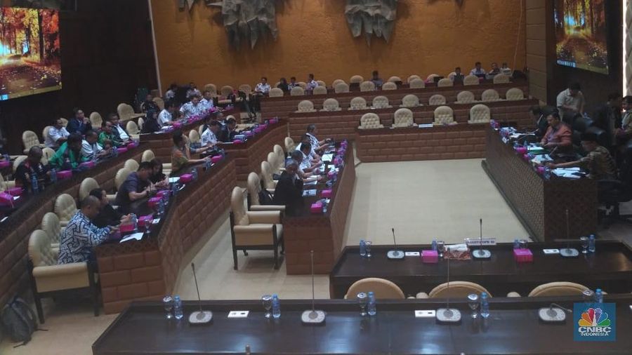Hari ini (11/3/2019) Kemenhub, Go-Jek dan Grab melakukan audiensi dengan DPR soal aturan ojek online.