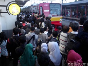Ternyata Ini Biang Kerok Penumpukan Penumpang di Stasiun KRL
