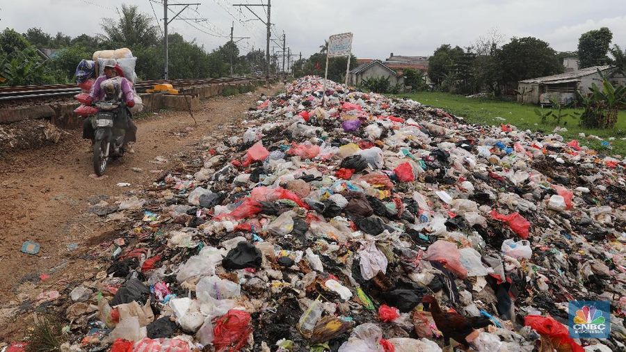 Tumpukan sampah tersebut menimbulkan aroma tak sedap bagi warga sekitar.
