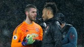 David De Gea memberikan selamat kepada Alexandre Lacazette yang berhasil membobol gawangnya. (REUTERS/Eddie Keogh)