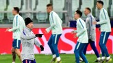Diego Simeone memimpin latihan Atletico Madrid di Stadion Juventus. (REUTERS/Massimo Pinca)
