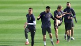 Mario Mandzukic (kiri) baru mencetak satu gol di Liga Champions musim ini. (REUTERS/Massimo Pinca)