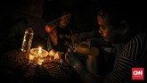 Aroma yang khas dan berefek menghangatkan badan membuat banyak orang setia meminum Ciu. mereka menuturkan meminum Ciu berkadar 30 persen tidak membuat mabuk yang berefek sakit kepala esok harinya, tak seperti efek yang dihasilkan dari mengkonsumsi miras racikan pabrik. (CNN Indonesia/ Hesti Rika)