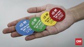 Ada empat 4 warna stiker penanda waktu uji coba MRT untuk warga, yakni pukul 08.00-10.00 WIB, 10.00-12.00 WIB, 12.00-14.00 WIB, dan 14.00-16.00 WIB (CNNIndonesia/Safir Makki).