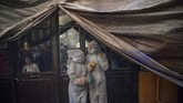 Senin Abu juga menandakan dimulainya musim semi di Yunani. (ARIS MESSINIS / AFP)