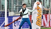 Alvaro Morata melakukan latihan dengan menggunakan alat bantu. (REUTERS/Massimo Pinca)