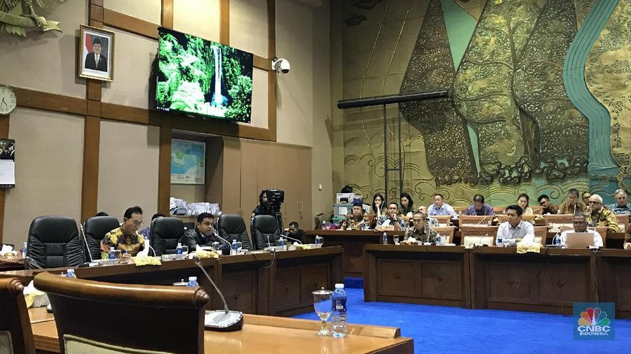 Ratusan pengusaha tambang memadati ruang rapat Komisi VII DPR RI sebagai peserta rapat dengar pendapat (RDP) dengan komisi tersebut.