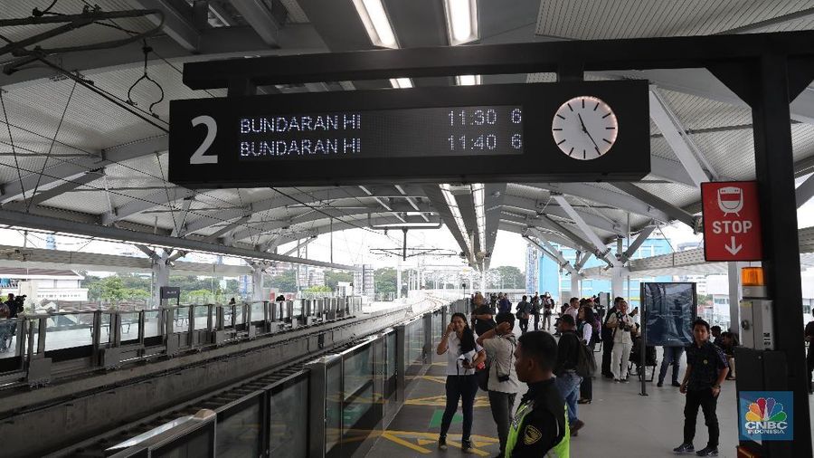 Sedangkan layanan Stasiun MRT bawah tanah dimulai dari Stasiun Senayan sampai dengan Stasiun Bundaran HI ditutup.