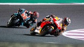 Pebalap rookie Fabio Quartararo (kiri) sial setelah mesin sepeda motor M1 yang ditungganginya mati sebelum melakukan lap pemanasan. Alhasil, pebalap asal Prancis itu harus start dari pit lane. Padahal Quartararo berhasil meraih start dari posisi lima. (REUTERS)