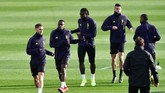 Miralem Pjanic (kiri) dan Blaise Matuidi (kedua dari kiri) yang tampil sebagai pemain inti pada leg pertama turut mengikuti latihan jelang leg kedua 16 besar Liga Champions 2018/2019. (REUTERS/Massimo Pinca)