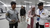 Penumpang hanya wajib menunjukkan bukti tiket dan kartu identitas kepada petugas stasiun, setelah sebelumnya mendaftar melalui website MRT Jakarta.(CNNIndonesia/Safir Makki).
