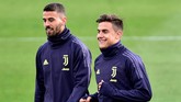 Paulo Dybala yang menjadi pencetak gol terbanyak Juventus di Liga Champions 2018/2019 dengan lima gol berbincang dengan Leonardo Spinazzola. (REUTERS/Massimo Pinca)