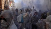 Senin Abu menandakan perayaan periode Lent selama 40 hingga Paskah Ortodoks. (REUTERS/Alkis Konstantinidi)