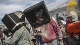 Kreasi topeng peserta dalam Senin Abu di Galaxidi, Yunani, pada 11 Maret 2019. (ARIS MESSINIS / AFP)