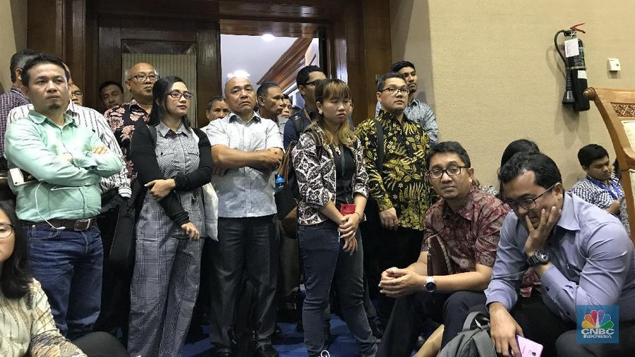 Drama pengusaha tambang dan DPR berlanjut, usai diseruduk ratusan pengusaha kini rapat ditunda tidak jelas oleh Anggota Dewan yang terhormat. 