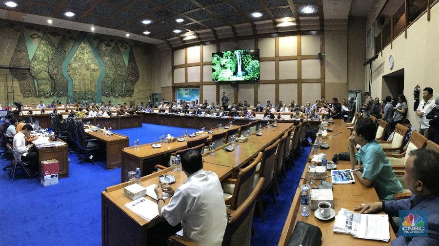 Ratusan pengusaha tambang memadati ruang rapat Komisi VII DPR RI sebagai peserta rapat dengar pendapat (RDP) dengan komisi tersebut.