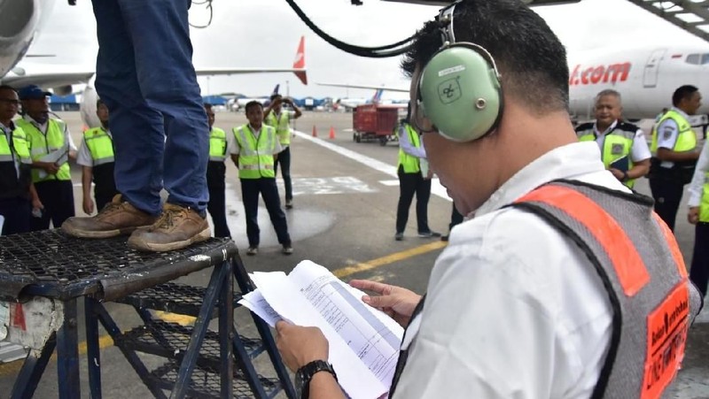 Inspeksi dilakukan untuk memastikan pesawat jenis Boeing 737 MAX 8 yang beroperasi di Indonesia dalam keadaan laik terbang.
