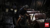 Pada zaman dahulu proses destilasi saat pembakaran, menggunakan tungku kuali dari tanah liat dengan kayu bakar, akan tetapi saat ini untuk mempercepat proses pembakaran menggunakan drum2 dari baja. (CNN Indonesia/ Hesti Rika)