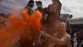 Tepung yang dilempar berwarna-warni. sehingga tampak cantik terhempas di udara. (REUTERS/Alkis Konstantinidis)
