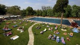Suasana kolam renang umum Schoenbrunner Bad saat musim semi di Wina, Austria. (REUTERS/Leonhard Foeger)