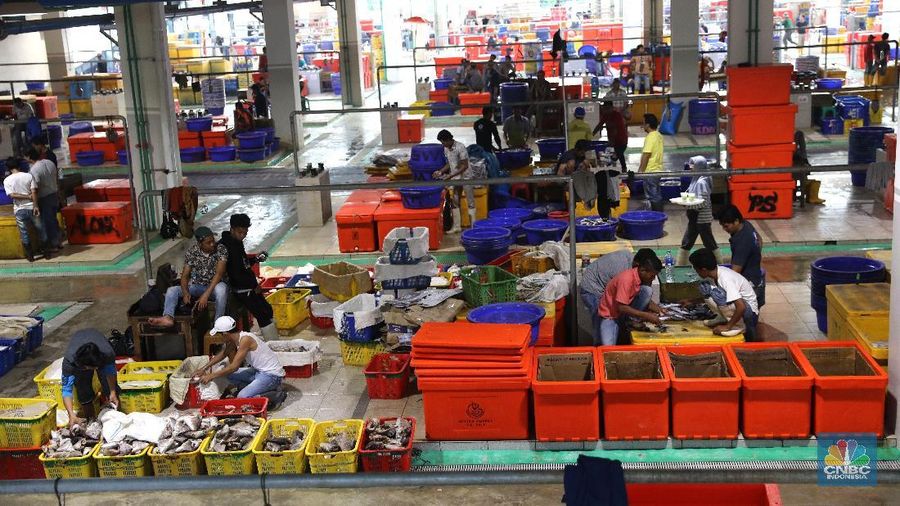 Pedagang ikan menyiapkan ikan yang mau dijual di Pasar Modern Muara Baru, Jakarta, Rabu, (13/3). Pasar Ikan Muara baru merupakan terobosan baru 