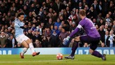 Leroy Sane mencetak gol ketiga bagi Man City setelah memanfaatkan umpan terobosan Oleksandr Zinchenko yang berhasil menembus kotak penalti Schalke. (Action Images via Reuters/Lee Smith)