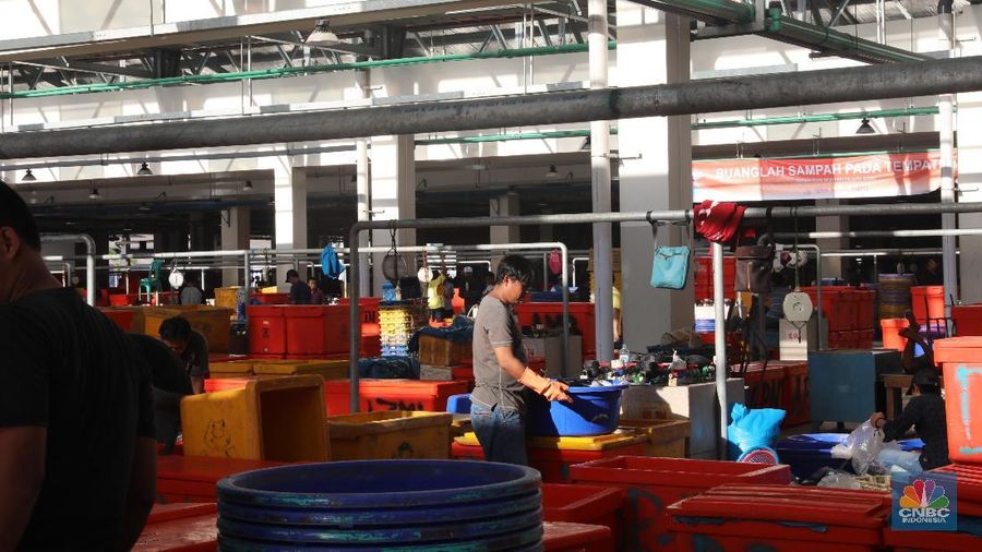 Pasar Ikan Muara baru merupakan terobosan baru one stop shopping yang menawarkan pasar bersih, nyaman, tidak becek, dan tidak bau.