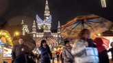 Keramaian pasar Natal di alun-alun Wina, Austria, yang berlangsung selama musim dingin. (JOE KLAMAR / AFP)