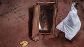 Ditetapkan sebagai situs Warisan Dunia oleh UNESCO sejak 1978, Gereja-gereja di Lalibela, Ethiopia ini memang unik. Di sekitar, juga ada tempat-tempat penampungan. (Photo by EDUARDO SOTERAS / AFP)