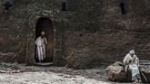 Namun komposisi bangunan yang terbuat dari batu membuat gereja tersebut rentan terhadap erosi dari hujan lebat Ethiopia. (Photo by EDUARDO SOTERAS / AFP)
