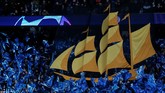 Sebelum laga antara Manchester City dan Schalke 04 berlangsung fan The Citizens menampilkan tifo kapal layar seperti gambar yang ada pada lambang klub kebanggaan mereka. (REUTERS/Andrew Yates)