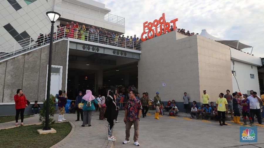 Pasar Ikan Muara baru merupakan terobosan baru one stop shopping yang menawarkan pasar bersih, nyaman, tidak becek, dan tidak bau.