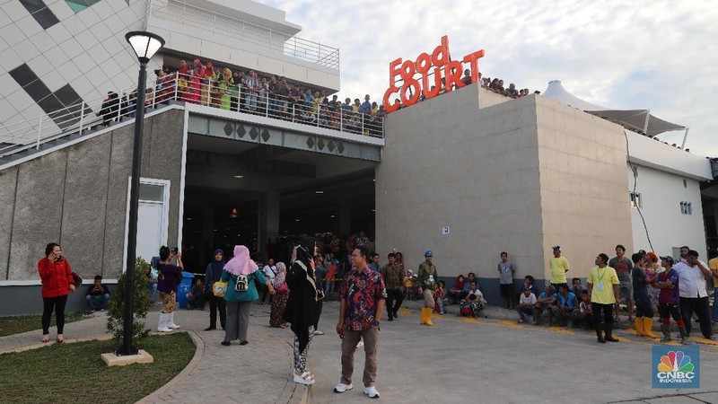 Pasar Ikan Muara baru merupakan terobosan baru one stop shopping yang menawarkan pasar bersih, nyaman, tidak becek, dan tidak bau.