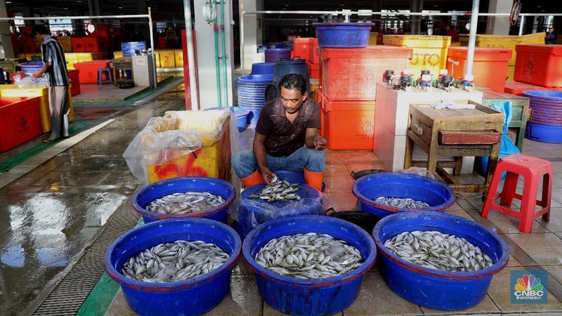 Pasar Ikan Muara baru merupakan terobosan baru one stop shopping yang menawarkan pasar bersih, nyaman, tidak becek, dan tidak bau.