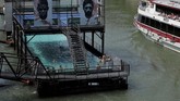 Warga bersantai di kolam renang yang berada di kanal Donaukanal, Wina, Austria. Kota seluas 414 ribu km persegi ini dihuni sebanyak 1,7 juta orang. (REUTERS/Heinz-Peter Bader)