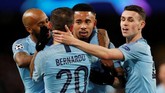 Gabriel Jesus mendapat sambutan dari rekan-rekannya setelah mencetak gol yang membuat skor menjadi 7-0 pada menit ke-84. (Action Images via Reuters/Lee Smith)