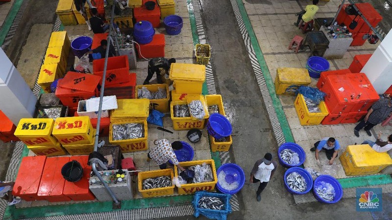 Pasar Ikan Muara baru merupakan terobosan baru one stop shopping yang menawarkan pasar bersih, nyaman, tidak becek, dan tidak bau.