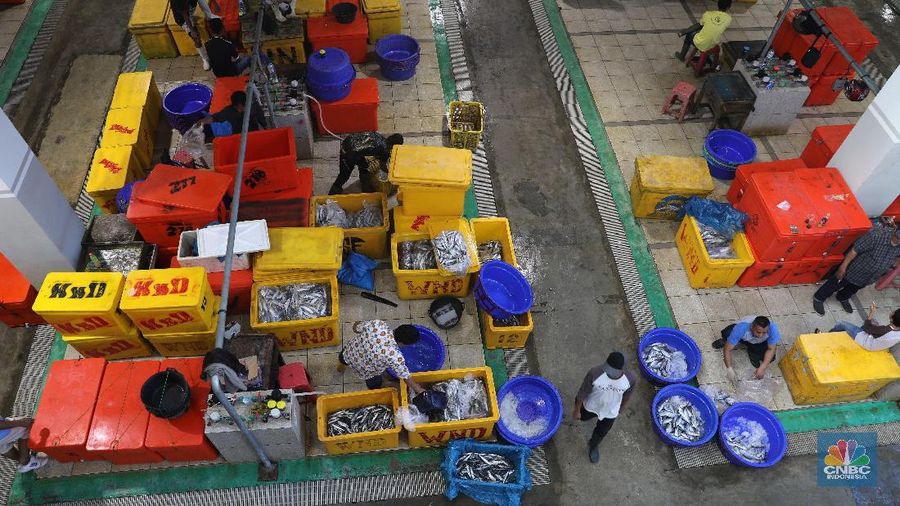 Pedagang ikan menyiapkan ikan yang mau dijual di Pasar Modern Muara Baru, Jakarta, Rabu, (13/3). Pasar Ikan Muara baru merupakan terobosan baru
