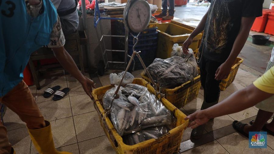 Pasar Ikan Muara baru merupakan terobosan baru one stop shopping yang menawarkan pasar bersih, nyaman, tidak becek, dan tidak bau.