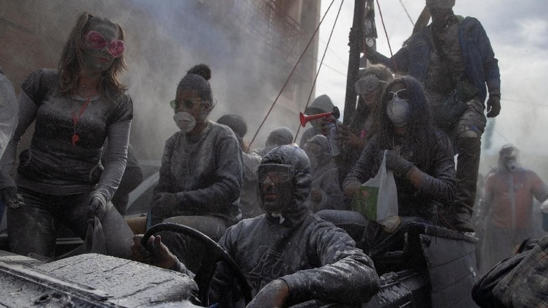 Ratusan orang ambil bagian dalam tradisi perang tepung yang terjadi setiap tahunnya di Yunani.