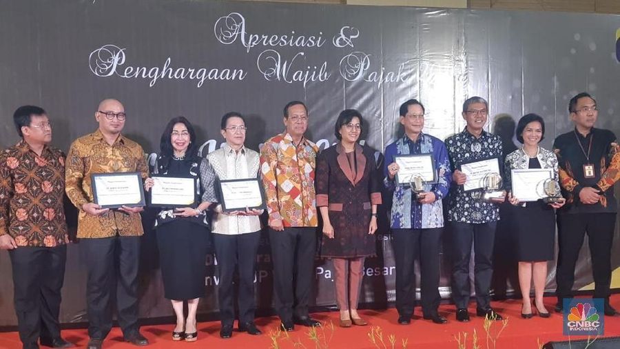 Menteri Keuangan Sri Mulyani Indrawati memberikan penghargaan kepada para pengusaha kelas kakap