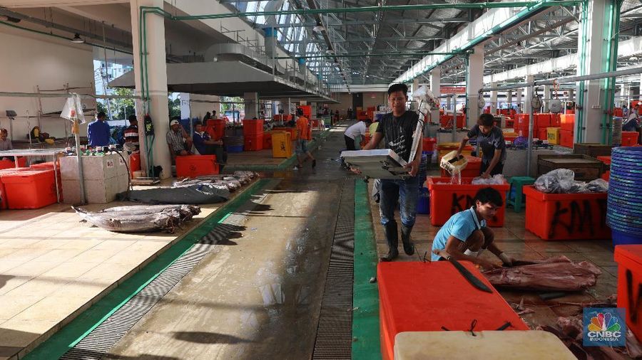 Pasar Ikan Muara baru merupakan terobosan baru one stop shopping yang menawarkan pasar bersih, nyaman, tidak becek, dan tidak bau.