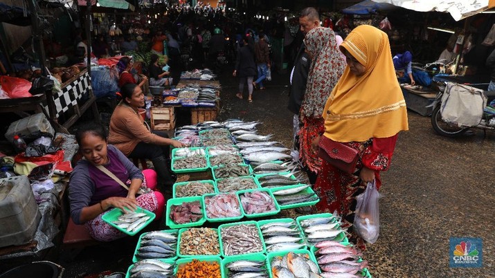 Pedagang menjajakan dagangannya di pasar Ciputat, Tangerang Selatan, Rabu (13/3). Pemerintah menyiapkan anggaran sebesar Rp 1,1 triliun untuk merevitalisasi setidaknya 1.037 pasar rakyat (tradisional) di tahun ini. (CNBC Indonesia/Muhammad Sabki)