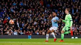 Man City mencetak gol keempat pada menit ke-56. Umpan Leroy Sane diselesaikan Raheem Sterling. (REUTERS/Phil Noble)