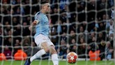 Pemain muda Man City Philip Foden turut meramaikan pesta gol di Stadion Etihad pada menit ke-78. Foden menerima umpan dari Sane dan melewati Fahrmann sebelum melepaskan sepakan kaki kiri. (Action Images via Reuters/Lee Smith)